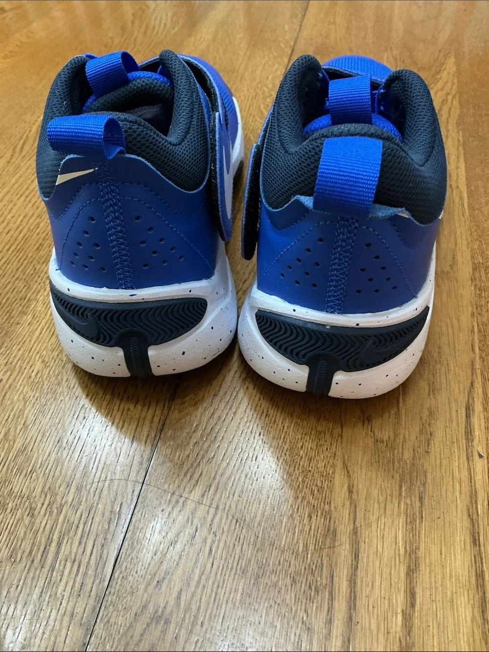 Kids Boys Hustle D 11 blue basketball sneakers. Size 6Y. New. Never worn.